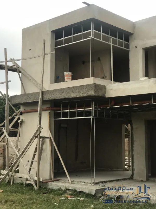 فريق عمل يقوم بعملية تجديد واجهة فيلا بالدمام
