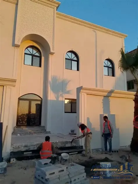 عمال يقدمون خدمات ترميم واجهات فلل وإصلاح واجهات بالدمام