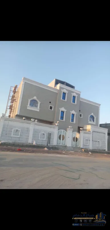 معلم دهانات الدمام ينفذ طلاء جدران صالة مودرن