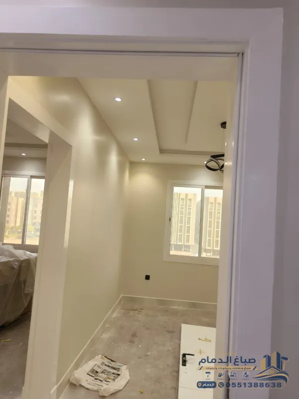 صباغ منزل الدمام ينفذ دهانات ديكورية على حائط مجلس
