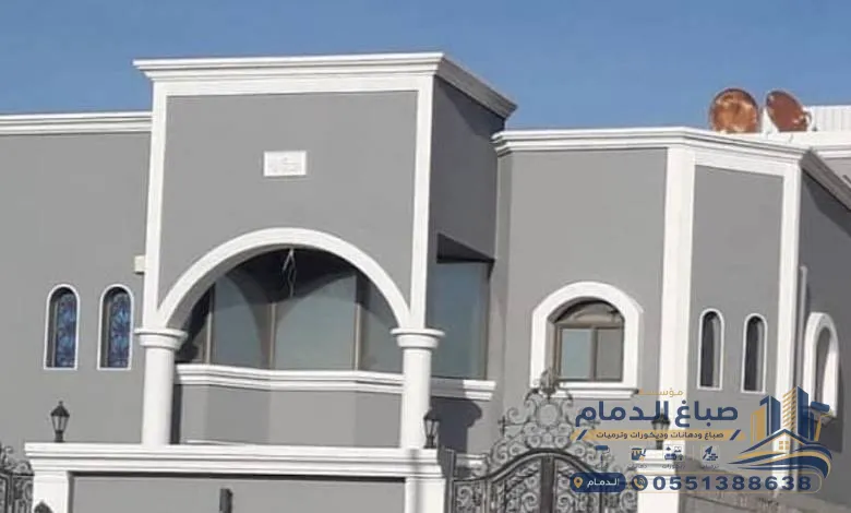 معلم دهانات فلل الدمام يضع اللمسات الأخيرة على جدار مجلس فاخر