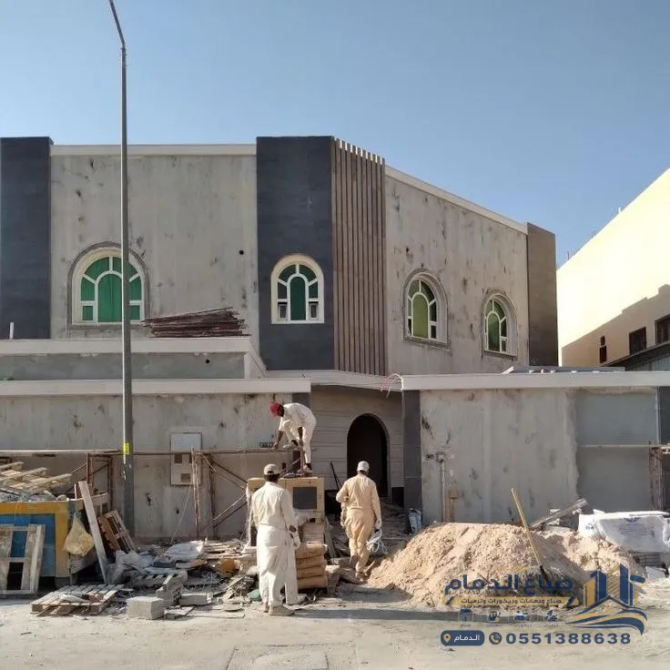 عمال وفنيون يقومون بأعمال ترميم وتجديد منزل قديم بالدمام
